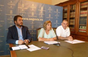 Los concejales de Ciudadanos y su coordinador provincial, en rueda de prensa en el Ayuntamiento de Segovia.
