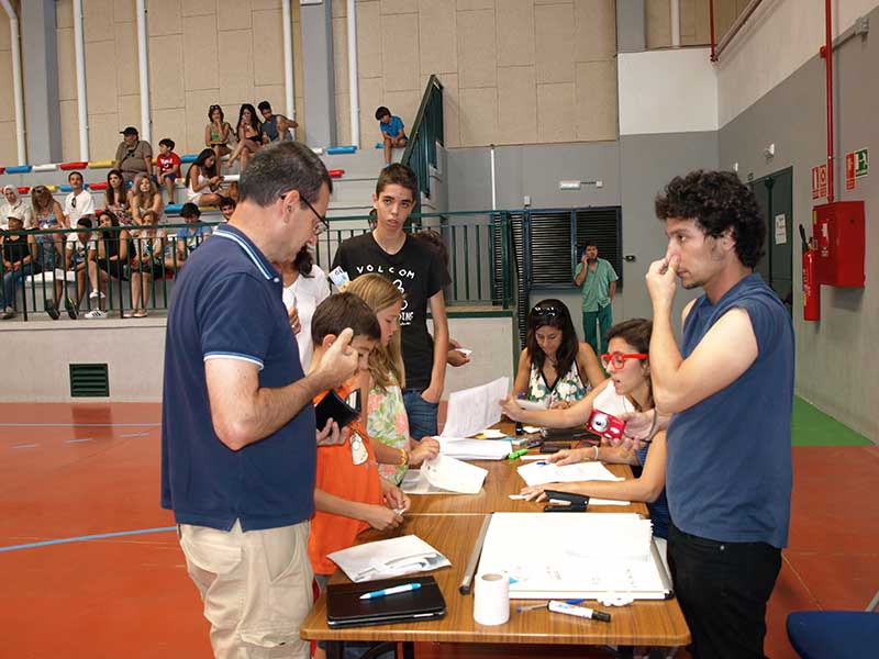 Un aspirante entrega sus datos personales.