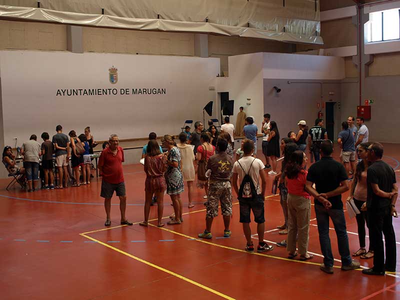 Los aspirantes aguantaron largas colas durante las pruebas.