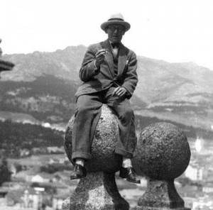 Le Corbusier en El Escorial, al fondo el monte Abantos.