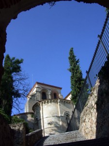 Ábside de San Juan de los Caballeros desde el postigo de San Juan en la muralla.