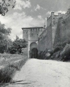 Puerta de Santiago en la muralla de Segovia, junto a ella se encontraba la iglesia que la dio nom