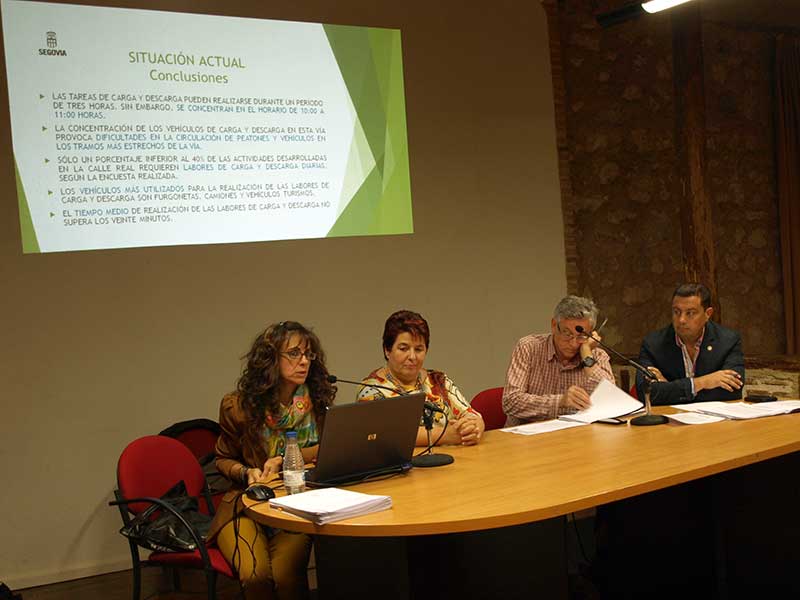 La técnico municipal, Pilar Arroyo, explica el proyecto.