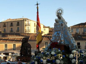 La imagen de La Fuencisla en la Plaza Oriental. Al fondo, la figura del guardián de Xavier Mascaró.