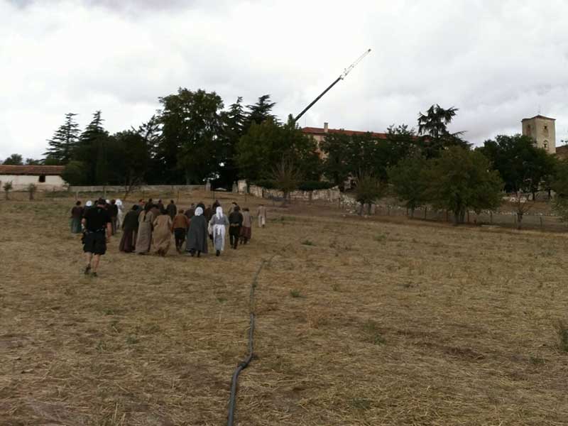 Un grupo de figurantes camina hacia el set de rodaje, en Párraces.