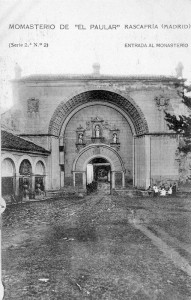  Sentados a la entrada del monasterio de ‘El Paular’, Rascafría, principios s. XX.
