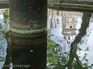 Torres de El Paular reflejadas en una fuente.