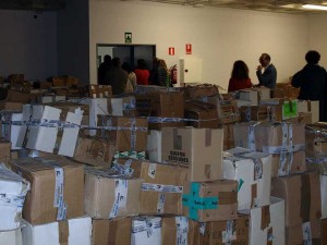 Los visitantes abandonan una sala repleta de cajas llenas de fondos traídos de la Calle Real.