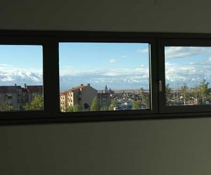 La ciudad antigua, al fondo, a través de las ventanas de la nueva biblioteca pública.