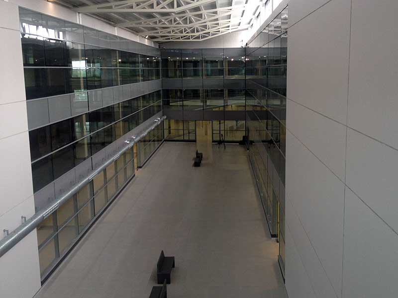 Patio central del edificio, cuyas dependencias se distribuyen en tres plantas.