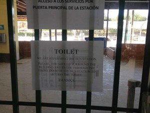 Carteles indicadores para extranjeros en la estación de autobuses, en obras.