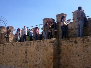 Un grupo de turistas contempla las vistas sobre el Postigo.