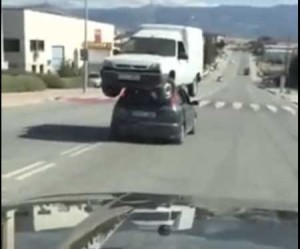 Coche-sobre-coche-polígono2(p)