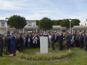 Los invitados contemplan el descubrimiento del monolito por parte del Padre Mundina.