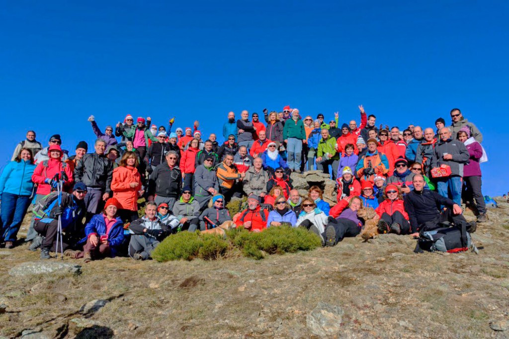 Grupo de montañeros en la cumbre del Nevero -2209 m- Sierra de Guadarrama, junto al Belén.