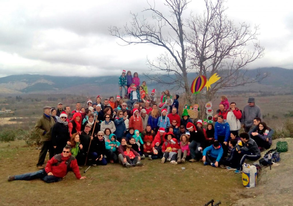 Grupo de montañeros en el ‘Belén’ de El Robledo.