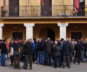 Vecinos reunidos en la plaza de Fuentepealyo.