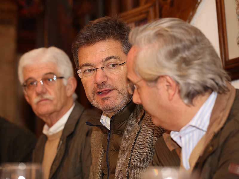 El ministro de Justicia, Rafael Catalá, charla con De la Serna en un acto al comienzo de la campaña.
