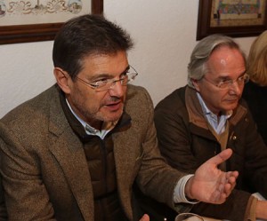 El ministro de Justicia, con Gómez de la Serna en un acto de campaña.