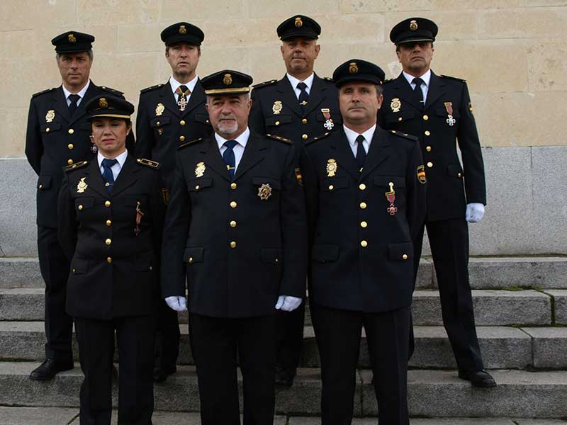 Policías Nacionales distinguidos por su antigüedad durante el acto.