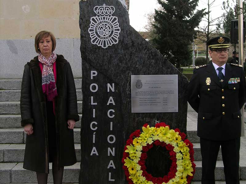 El monolito ha quedado instalado ante el edificio de la sede de la Policía Nacional en Segovia.