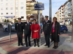 Las autoridades políticas y policiales, en la rotonda dedicada a la Policía Nacional, junto a la comisaría.