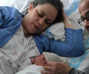 El primer bebé del año, junto a su madre, en el Hospital general.
