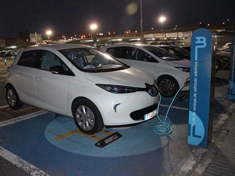 Coches-eléctricos.-Coche-recarga1(g)