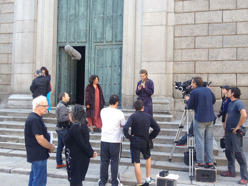 La actriz, Isabel Ordaz, en un rodaje ante la iglesia del Seminario.