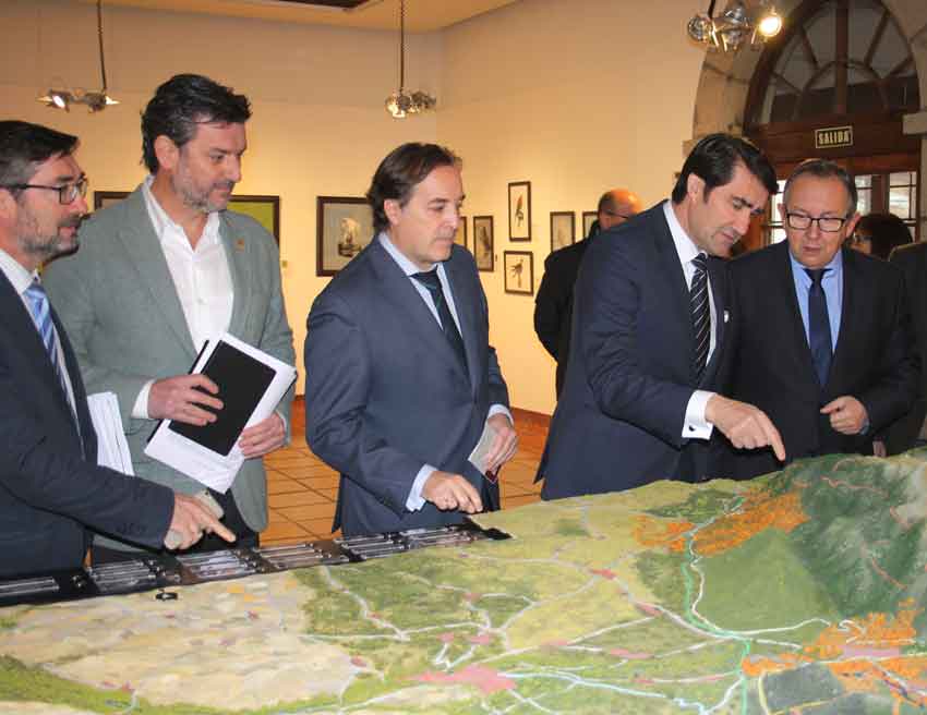 Los consejeros de Madrid y Castilla y León contemplando la maqueta del parque nacional.
