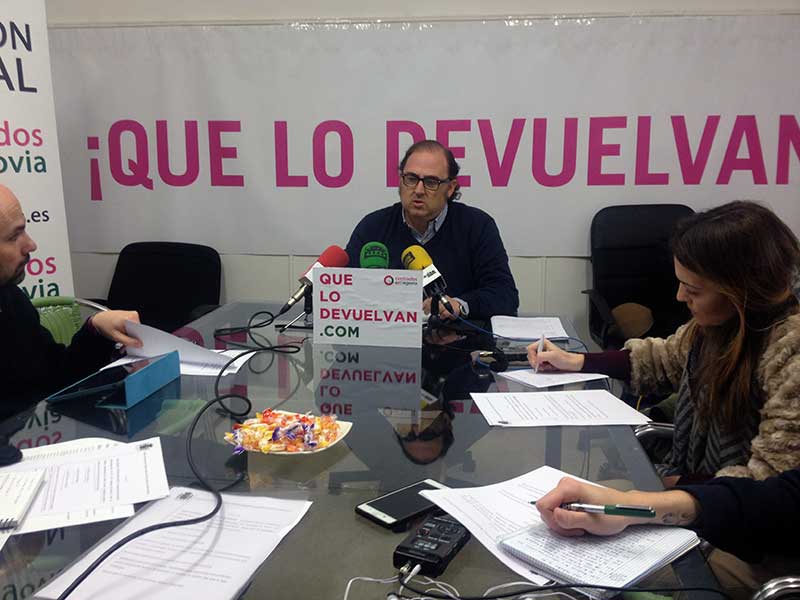 Cosme Aranguren dando cuenta del auto judicial, durante la tarde del jueves.