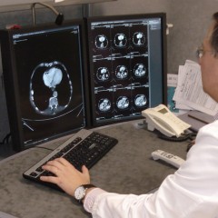 Los profesionales de la informática pasan por el campus