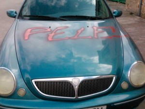 Fuenetepelayo-pintada-coche-alcalde1(g)