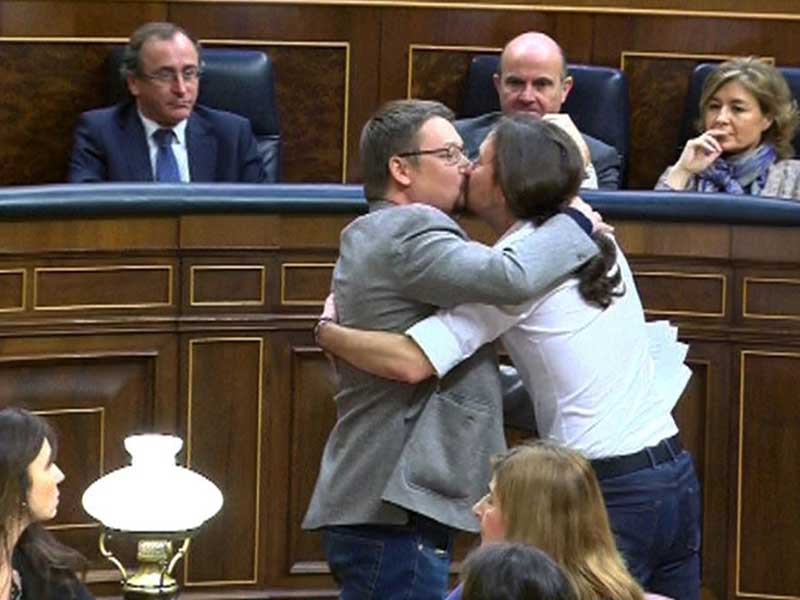 Pablo-Iglesias-beso1(g)