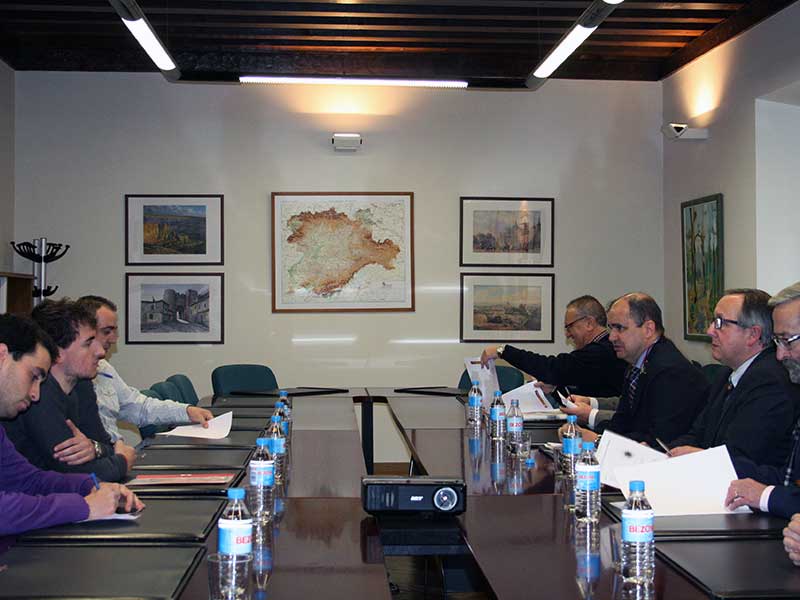Imagen de la reunión del responsable de Transporte y los representantes de las plataformas.