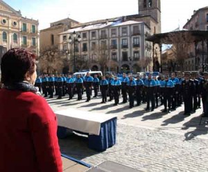 La alcaldesa, Clara Luquero, se dirige a los policías, formados en la Plaza Mayor.