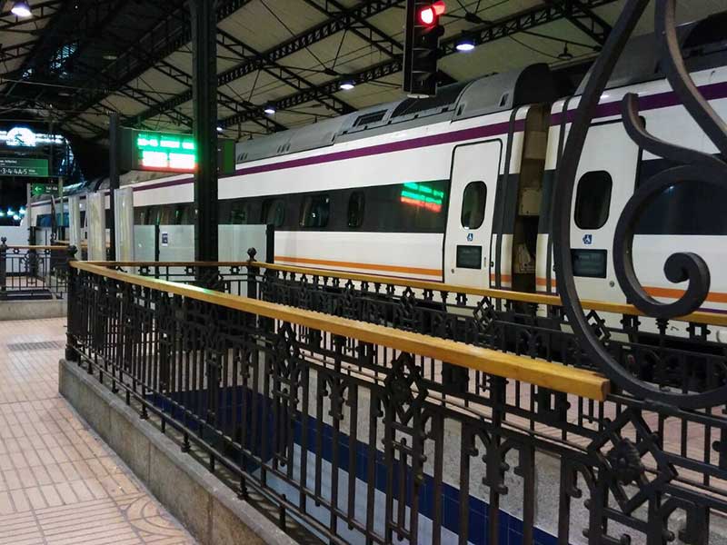 Un tren, detenido y sin luces, en la estación de Valladolid.