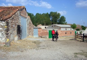 Ciclistas en el Camino de Santiago (Pinilla Ambroz, Segovia).