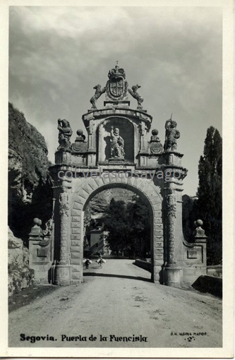 Tarjeta postal ‘Puerta de la Fuencisla’, editada por ‘G. H. Alsina’.