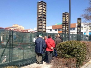 160404-Jubilados-mirando-obras1(g)