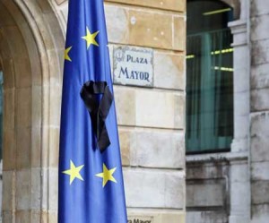 Bandera de la UE con crespón ante el Ayuntamiento de Gijón.