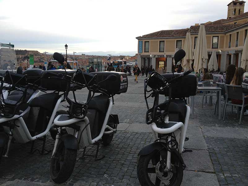 Ciclomotores de reparto de la hamburgueseria Burger King.