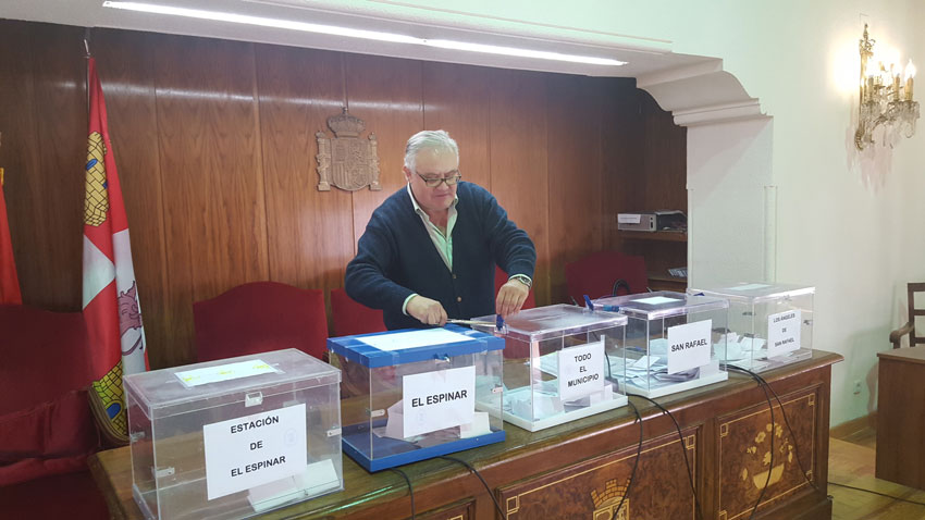 El secretario municipal, preparando las urnas para las votaciones (foto Ayto. El Espinar)
