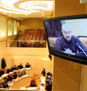 El concejal de IU, en una pantalla durante su intervención en el pleno.