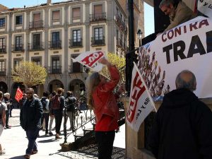 Un sindicalista anima a sus compañeros a mantener los cánticos. 