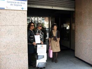 Los representantes de la Aecc, entregando las firmas de la campaña.