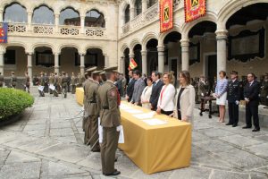 Entrega de diplomas de hijo adoptivo a los artilleros que acababan el curso.