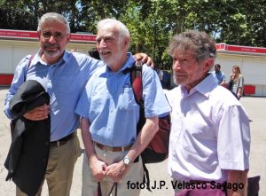 Julio Vías, junto al profesor Martínez de Pisón y el montañero Carlos Soria.