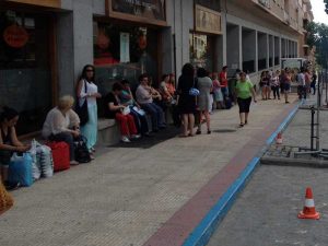 Pasajeros esperando el autobús de línea.