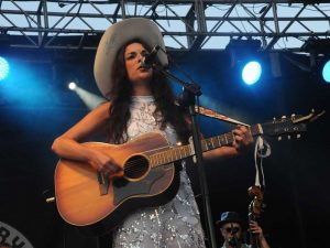 Whitney Rose en el festival country.